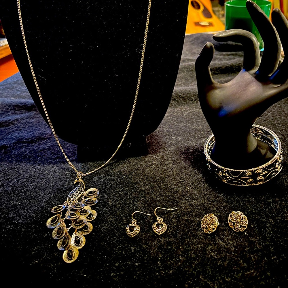 EUC Modern Boho Elegant Silver Tone and Black Jewelry Set,Peacock Necklace
